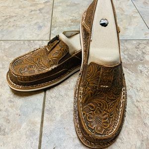Ariat Cruisers size 8